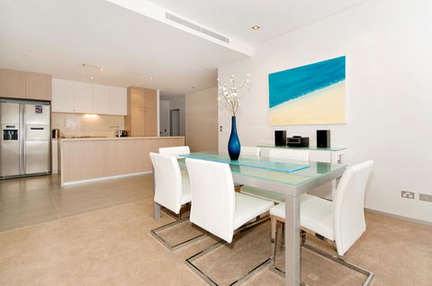 Ambience On Burleigh Beach - C Tourism 23