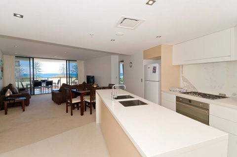 Ambience On Burleigh Beach - C Tourism 24