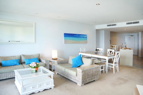 Ambience On Burleigh Beach - C Tourism 19