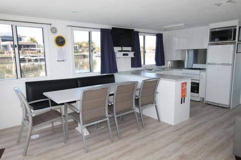 Coomera Houseboats - C Tourism 16