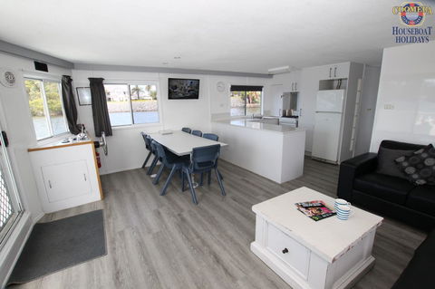 Coomera Houseboats - C Tourism 8