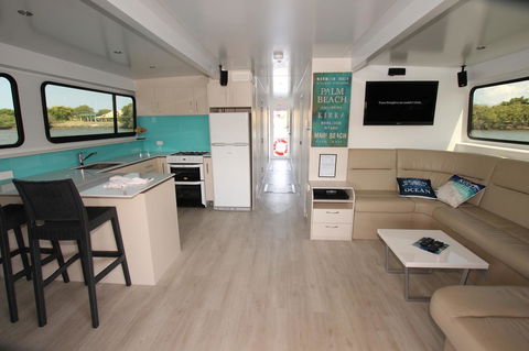 Coomera Houseboats - C Tourism 9