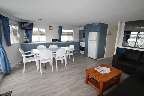 Coomera Houseboats - C Tourism 5