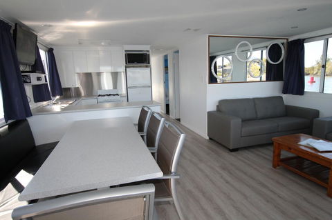 Coomera Houseboats - C Tourism 15