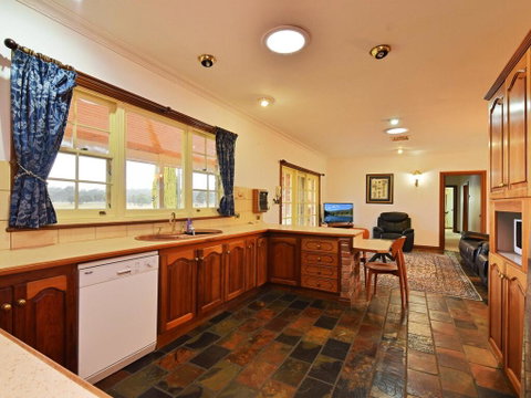 Wine Country Homestead 4-6br House - C Tourism 2