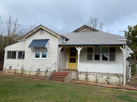Yellow Door House Adelong - C Tourism 1