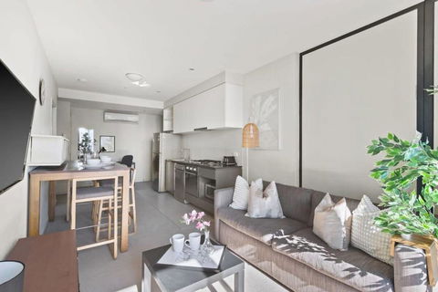 A 2BR Apt On Collins With City Views FREE Parking - C Tourism 1