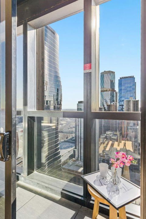A 2BR Apt On Collins With City Views FREE Parking - C Tourism 4