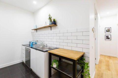 A Coveted Collins Street Pad With Parking - C Tourism 3