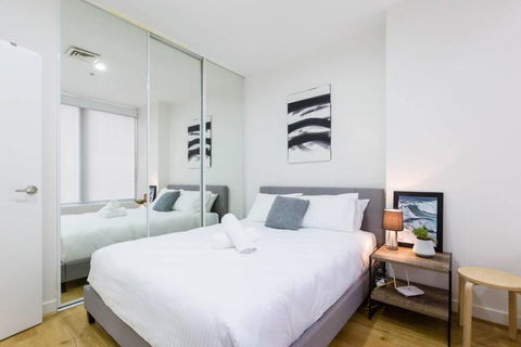 A Coveted Collins Street Pad With Parking - C Tourism 4