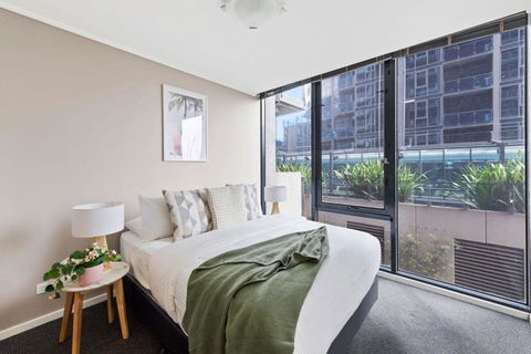 A Large 2BR Apt Near Crown Sleeps 8 FREE Parking - C Tourism 1