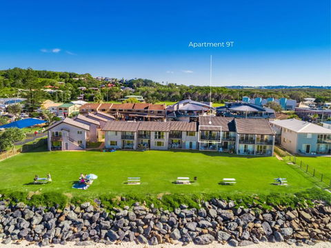 Absolute Beachfront Apartment 9T - C Tourism 3