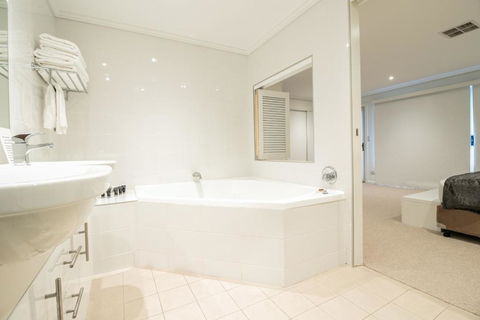 Absolute Beachfront Opal Cove Resort - C Tourism 4
