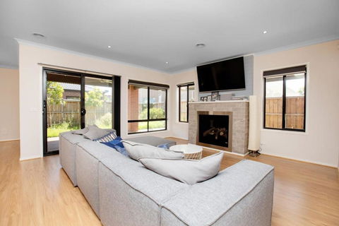 Absolutely Stunning - Bayside Point Cook 5BR Home - C Tourism 1