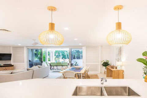 Amaroo Villa - Absolute Beachfront Port Douglas - C Tourism 2