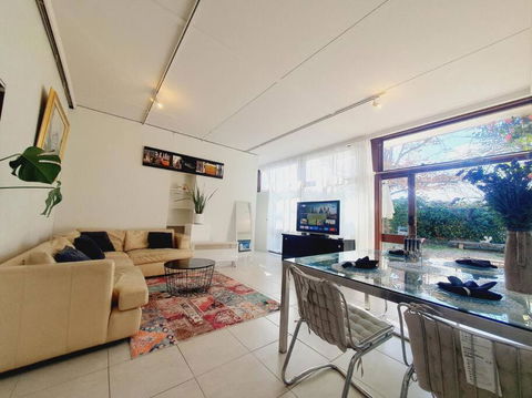 Architectural Bright Open 2B&1B Home With A Private Garden At Yarralumla - C Tourism 3