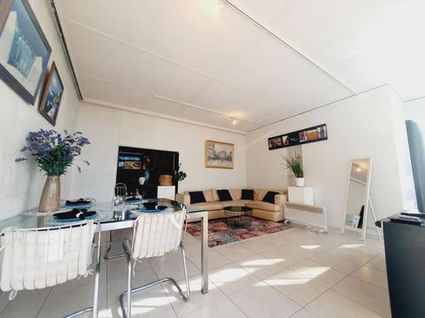Architectural Bright Open 2B&1B Home With A Private Garden At Yarralumla - C Tourism 4