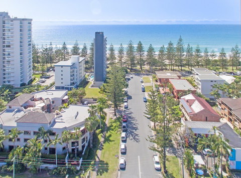 Burleigh On The Beach - C Tourism 1