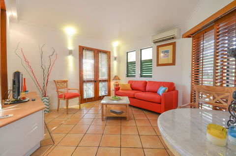 Martinique On Macrossan - C Tourism 3