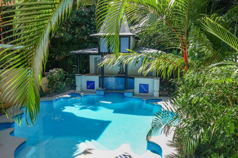 Martinique On Macrossan - C Tourism 10