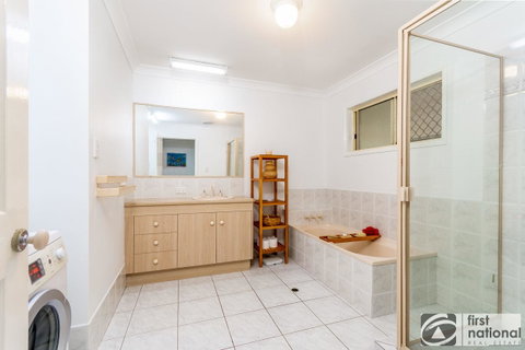 Immaculate Spacious Second Floor Unit Overlooking Pristine Parklands - C Tourism 1