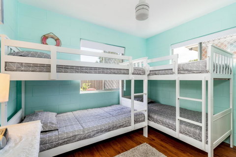 Charm And Comfort In This Ground Floor Unit With Water Views! Welsby Pde, Bongaree - C Tourism 13