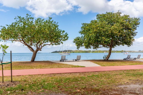 Charm And Comfort In This Ground Floor Unit With Water Views! Welsby Pde, Bongaree - C Tourism 15