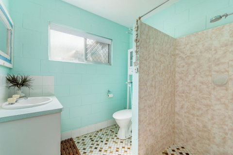 Charm And Comfort In This Ground Floor Unit With Water Views! Welsby Pde, Bongaree - C Tourism 11