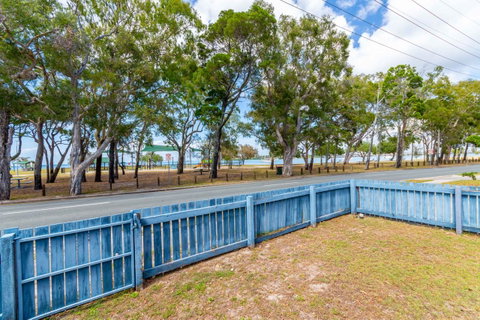 Charm And Comfort In This Ground Floor Unit With Water Views! Welsby Pde, Bongaree - C Tourism 12
