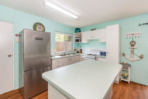 Charm And Comfort In This Ground Floor Unit With Water Views! Welsby Pde, Bongaree - C Tourism 10