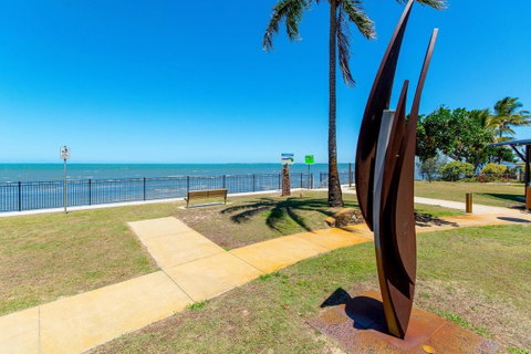 Charm And Comfort In This Ground Floor Unit With Water Views! Welsby Pde, Bongaree - C Tourism 5