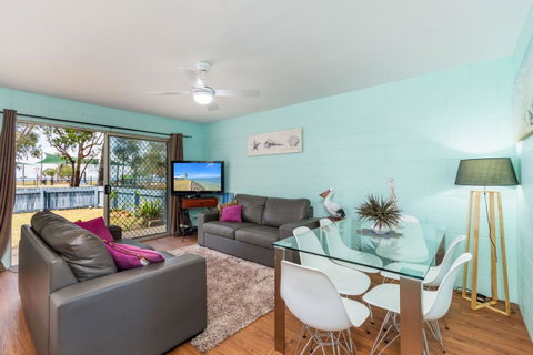 Charm And Comfort In This Ground Floor Unit With Water Views! Welsby Pde, Bongaree - C Tourism 14