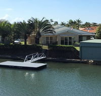 Ground floor family unit on the canal with free WIFI - C Tourism