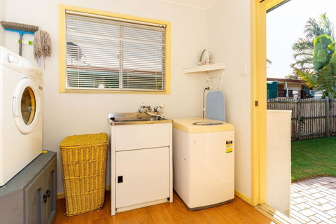 Pet Friendly Cottage In The Heart Of Bribie - Wirraway St, Bongaree - C Tourism 17
