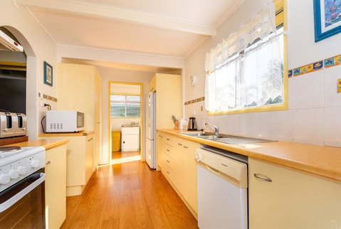 Pet Friendly Cottage In The Heart Of Bribie - Wirraway St, Bongaree - C Tourism 7