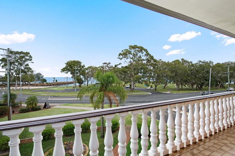 Huge Top Floor Unit Across The Road....Waterfront!! - C Tourism 14
