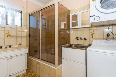 Water Views - Top Floor -Clearview Apartments South Esp, Bongaree - C Tourism 9