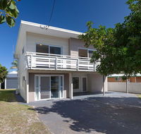 'SeaHaven' 2 Richardson Ave - Large home with Aircon Smart TV WIFI Netflix  Boat Parking - C Tourism
