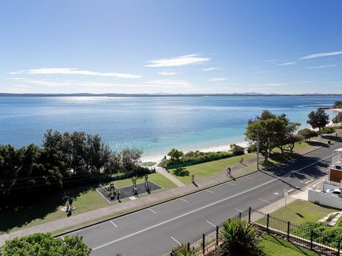 1 'Kiah', 53 Victoria Parade - Stunning Views, Wifi, Aircon, Just Across The Road To The Water - C Tourism 2