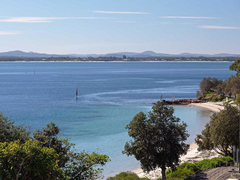 1 'Kiah', 53 Victoria Parade - Stunning Views, Wifi, Aircon, Just Across The Road To The Water - C Tourism 3