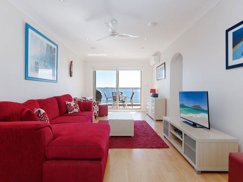 1 'Kiah', 53 Victoria Parade - Stunning Views, Wifi, Aircon, Just Across The Road To The Water - C Tourism 1