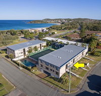 2 'The Dunes' 38 Marine Drive - pool tennis court and so close to the beach - C Tourism