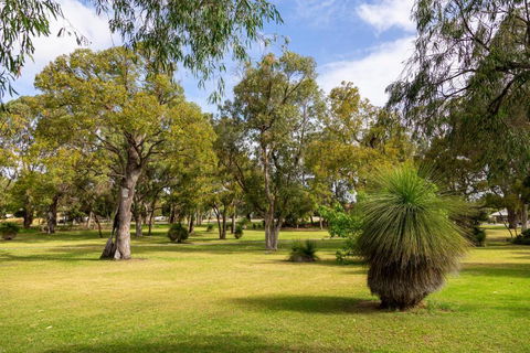 Camellia Cottage - PET FRIENDLY - Kwinana - C Tourism 1