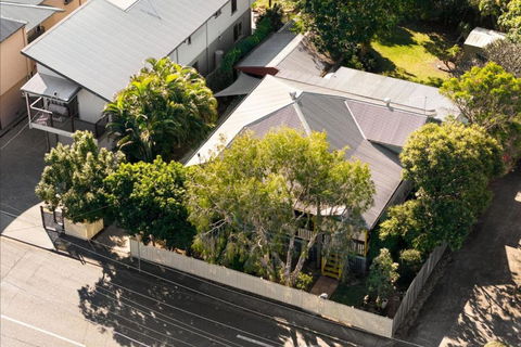 Central Location, Character Home - C Tourism 3