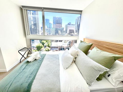 Central City Escape - Skyline Views, Pool & Parking - C Tourism 2
