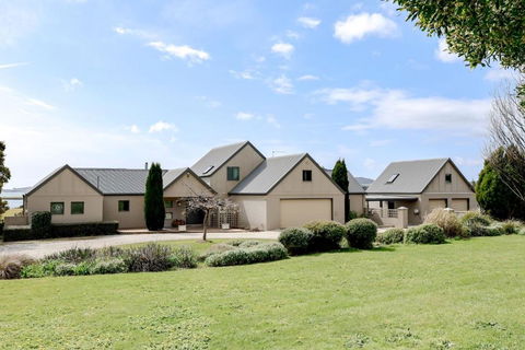 Chateau Clarence Luxurious Waterfront Retreat - C Tourism 2