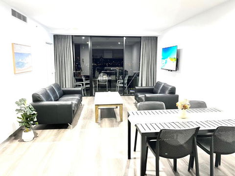 Circle On Cavil Holidays Gold Coast - C Tourism 4