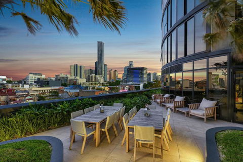 City High-Rise 1-Bed With Pool, Gym And Parking - C Tourism 4