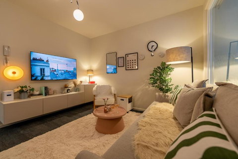 Deluxe Emporium 1BR Suite - Central Shopping Spot - C Tourism 0