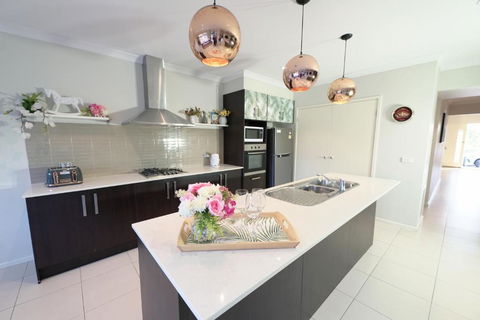 Designer Decor Home With 8Beds At Williams Landing - C Tourism 3